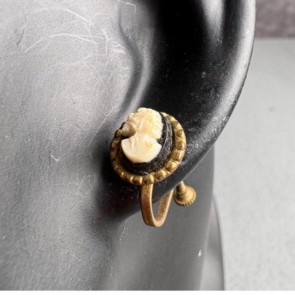 Vintage Cameo Screw Back Earrings Gold Tone Black Cream Victorian Style